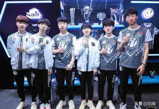 表现受到一 表现受到一